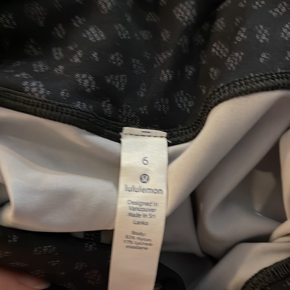 VGUC Lululemon black leggings with white detailing - Picture 6 of 6